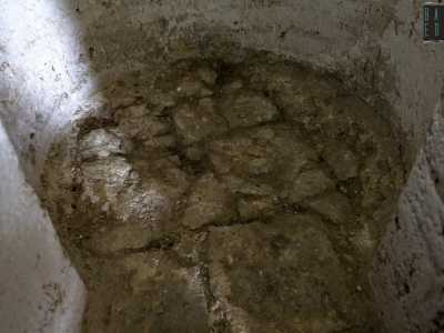 ...faceva scendere il peso lungo la colonna fino al pavimento del piano terra. Era poi il farista a dover riavvolgere manualmente il cavo per farlo ripartire il giorno seguente�